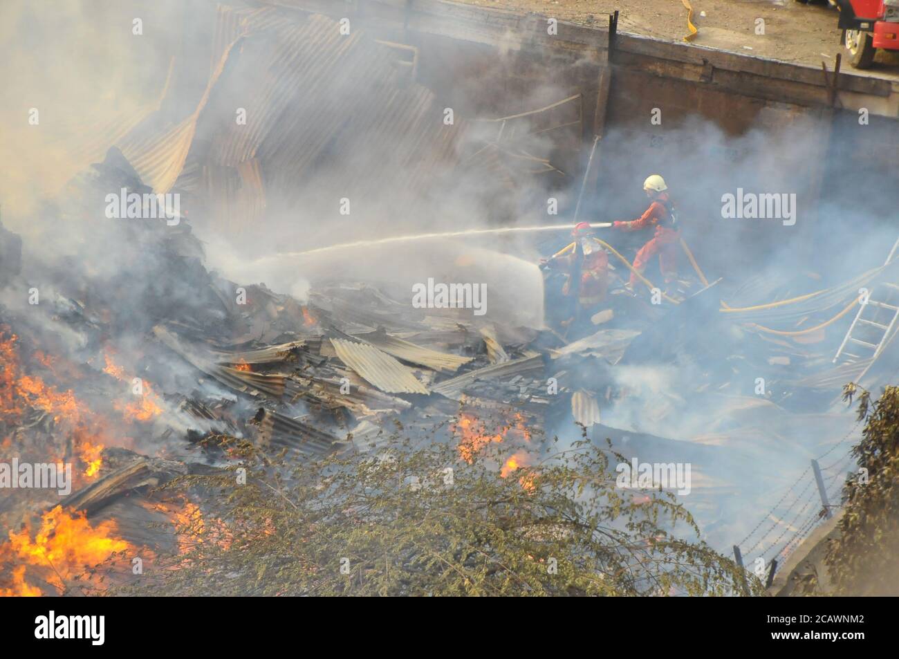 Jakarta, Indonesien. August 2020. Feuerwehrleute versuchen, das Feuer in einer Möbelfabrik in Cakung, Jakarta, Indonesien, zu löschen, 9. August 2020. Bei diesem Brand wurden keine Verletzten gemeldet. Quelle: Dasril Roszandi/Xinhua/Alamy Live News Stockfoto