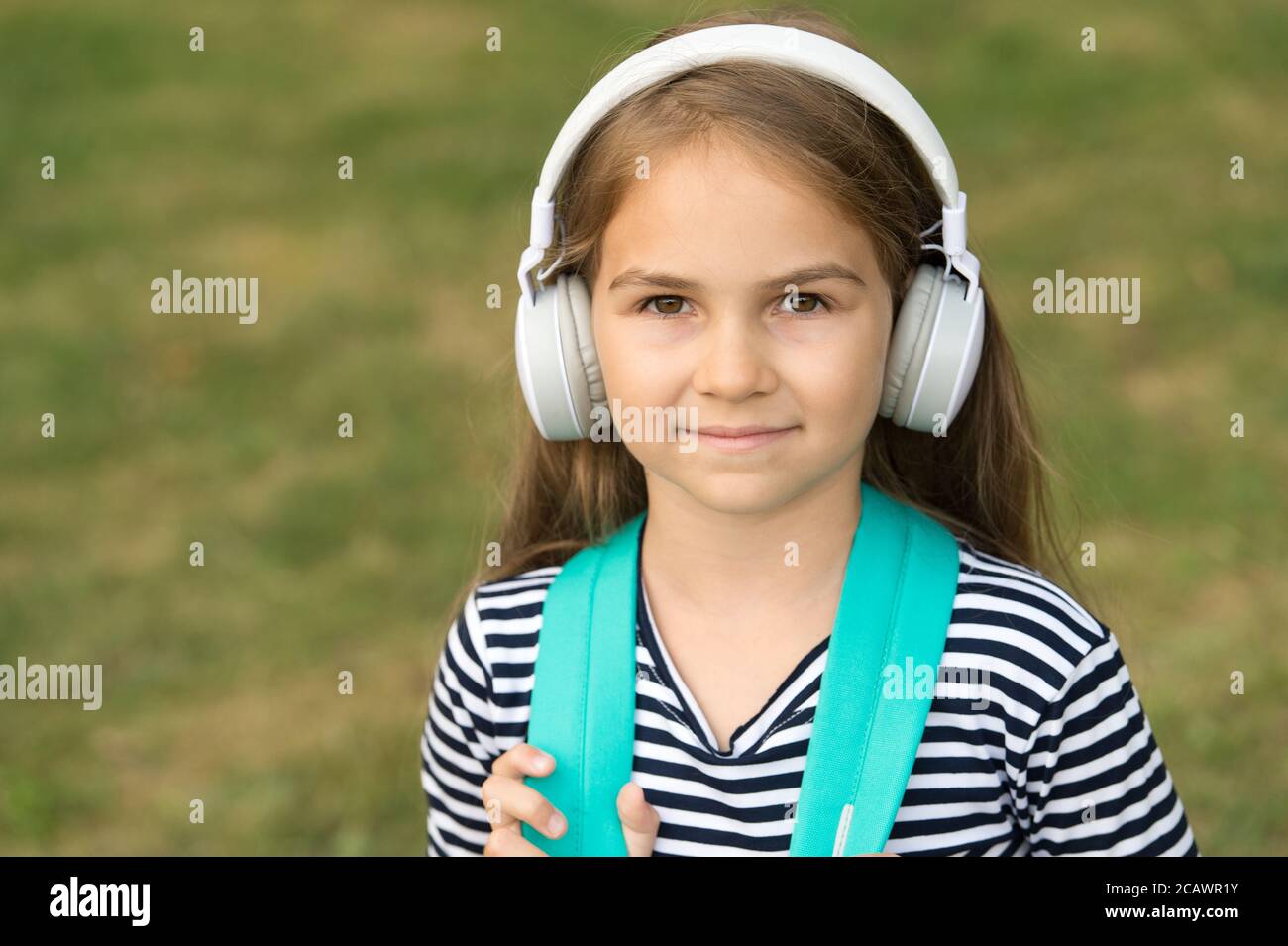 Englisch soll lernen. Kleine Kinder tragen Kopfhörer. Englische Schule.  Sprachunterricht. Zuhören. Neue Technologie. Privatunterricht. Online-Kurse.  Englisch lernen durch Hören, Platz kopieren Stockfotografie - Alamy