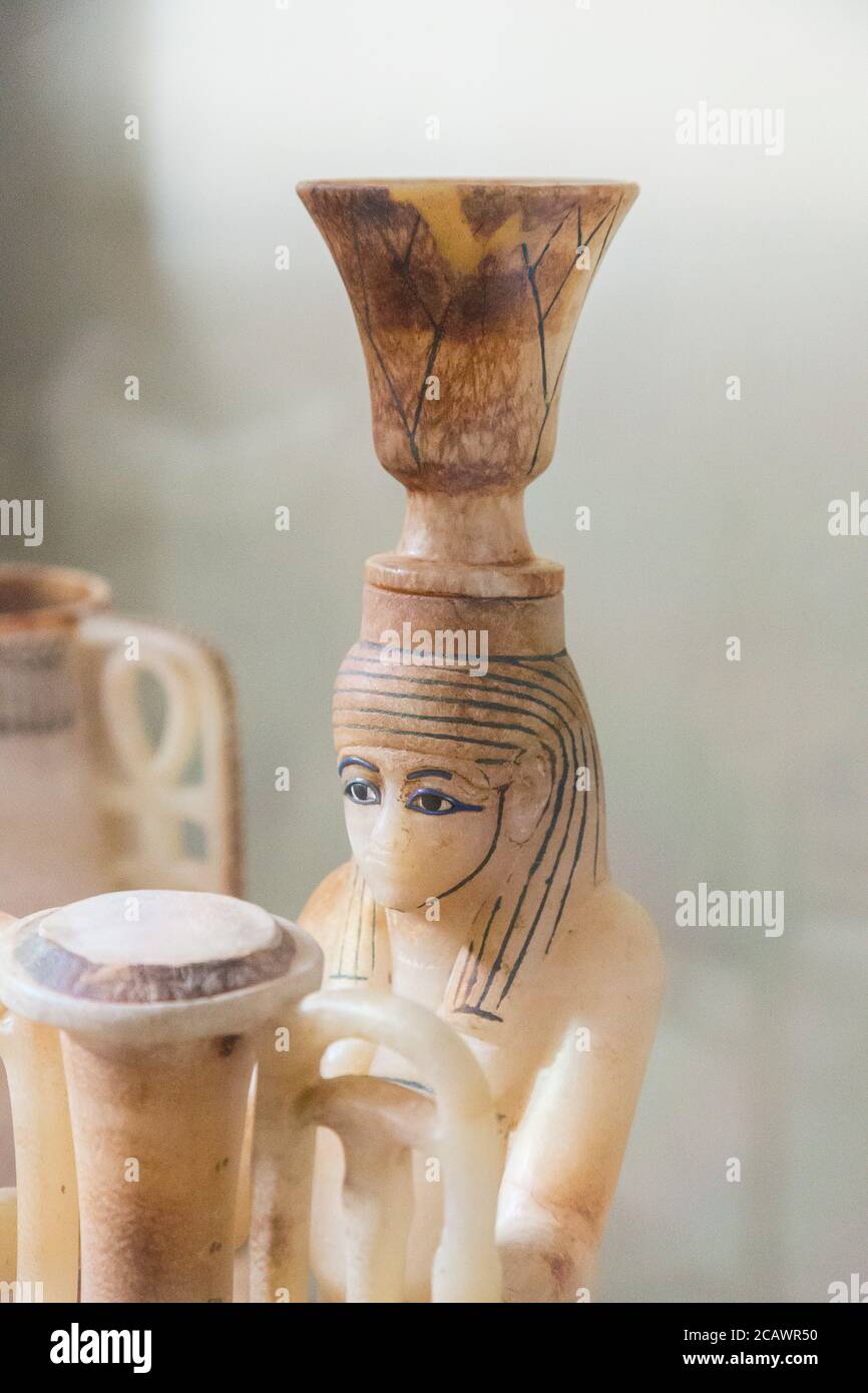 Ägypten, Kairo, Tutanchamon Alabaster, aus seinem Grab in Luxor: Detail eines Kompositgefäßes, eine Vase in Form des Nil-Gottes Hapy, Stockfoto