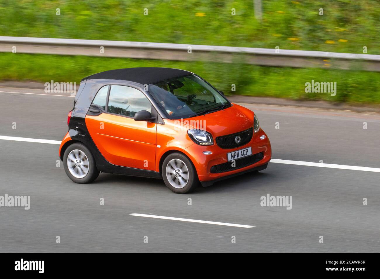 2018 orange schwarz Smart fortwo Passion Auto; Fahrzeugverkehr Fahrzeuge, Autos, die Fahrzeuge auf britischen Straßen fahren, Motoren, Autofahren auf der Autobahn M6. Stockfoto