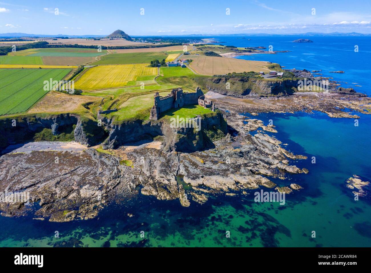 Luftaufnahme von Tantallon Castle, einer ruinierten Festung aus der Mitte des 14. Jahrhunderts, 5 Kilometer östlich von North Berwick, in East Lothian, Schottland. Stockfoto