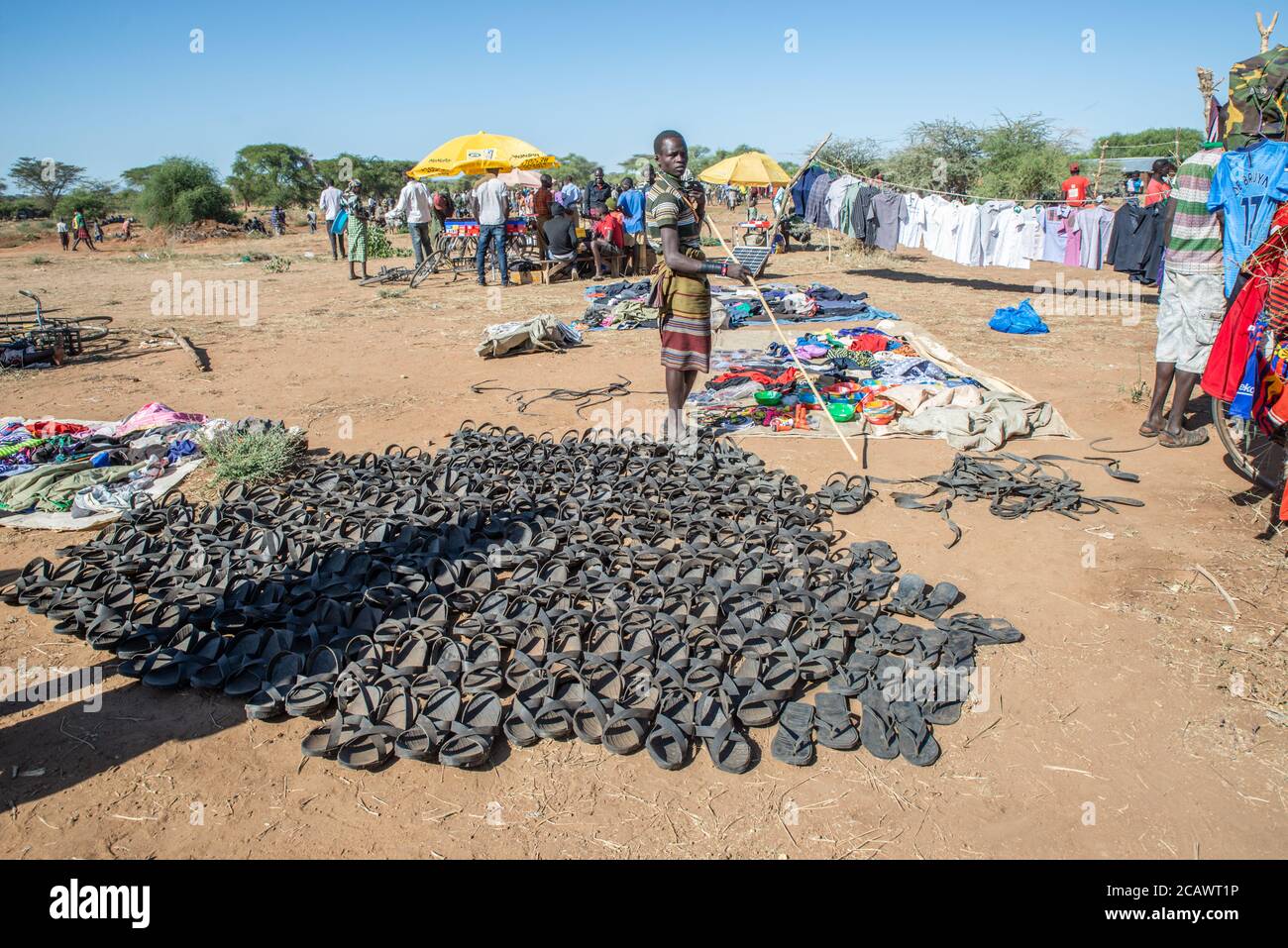 Sandalen aus recyceltem Gummi sind auf einem ländlichen Markt im Moroto District, Uganda, erhältlich Stockfoto