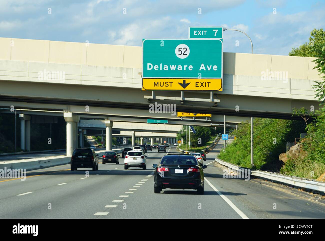 Wilmington, Delaware, USA - 4. August 2020 - der Verkehr auf der Interstate 95 North in Richtung Delaware Avenue Ausfahrt Stockfoto