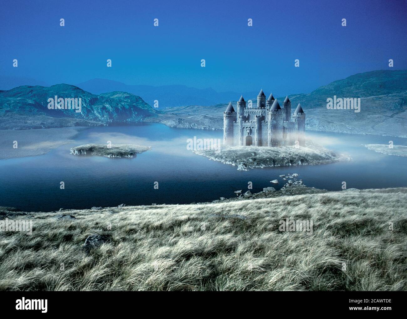 Imaginäre mittelalterliche Burg auf See im Nebel Stockfoto