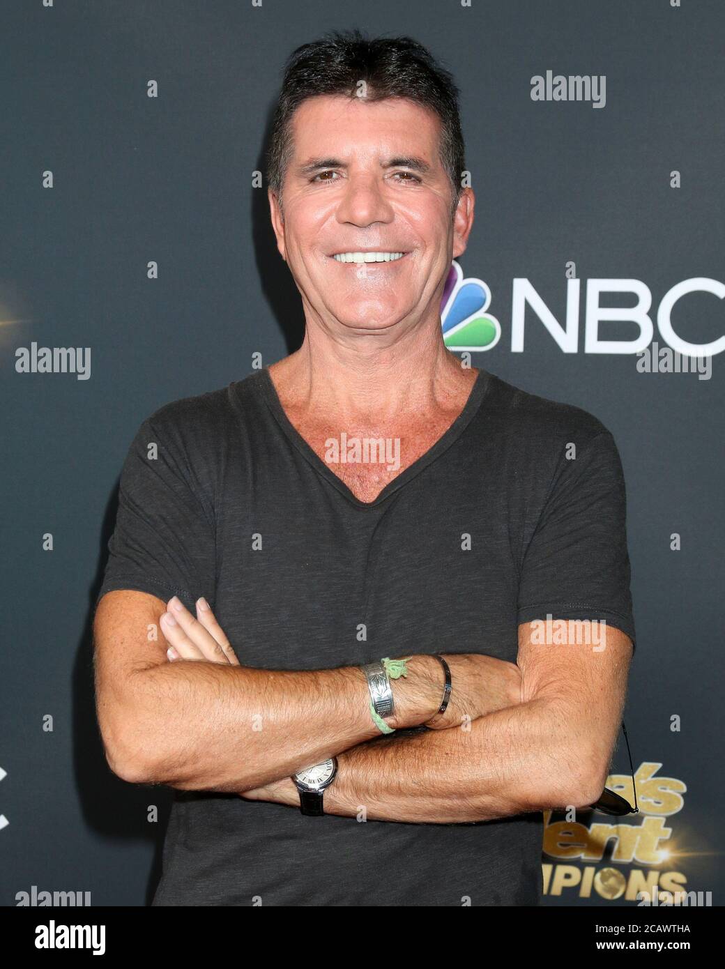 9. August 2020: Simon Cowell wurde mit einem Rückenbruch ins Krankenhaus gebracht, nachdem er in Kalifornien von einem Elektrofahrrad gefallen war. Seine Sprecherin sagte, dass der 60-jährige Musikmogul, der ein Zuhause in Malibu hat, wegen seiner Verletzungen operiert wird, aber "in Ordnung" ist. FILEBILD AUFNAHME AM: 21. Oktober 2019, Pasadena, Kalifornien, USA: Simon Cowell beim ''America's Got Talent - Champions''-Finalisten Red Carpet im Sheraton Pasadena Hotel in Pasadena, CA. (Bild: © Kay Blake/ZUMA Wire) Stockfoto