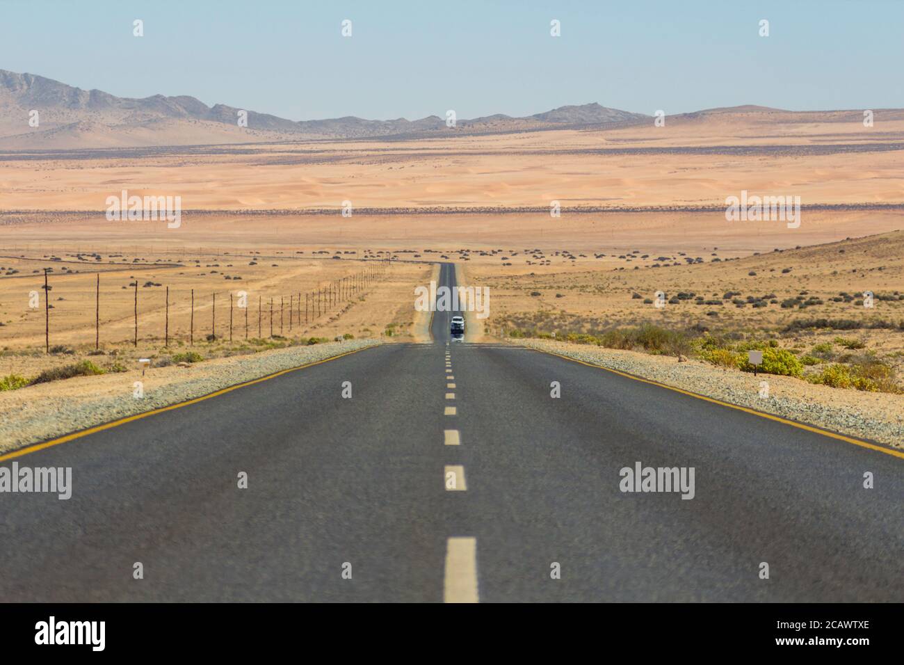 Die landschaftlich reizvolle Straße B4 in der Wüste führt nach Lüderitz, Namibia Stockfoto