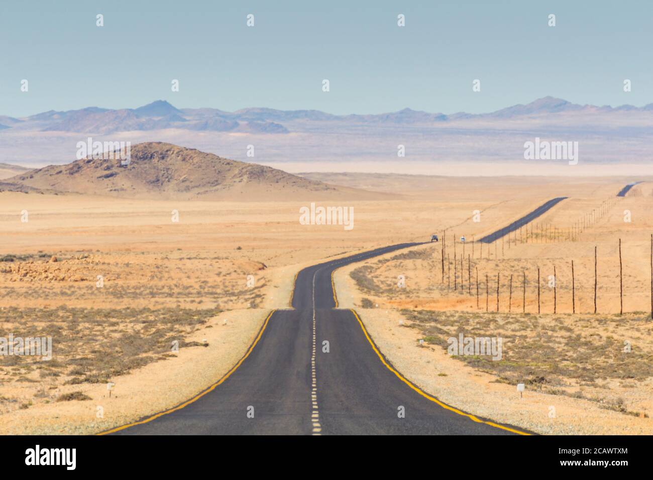 Die landschaftlich reizvolle Straße B4 in der Wüste führt nach Lüderitz, Namibia Stockfoto