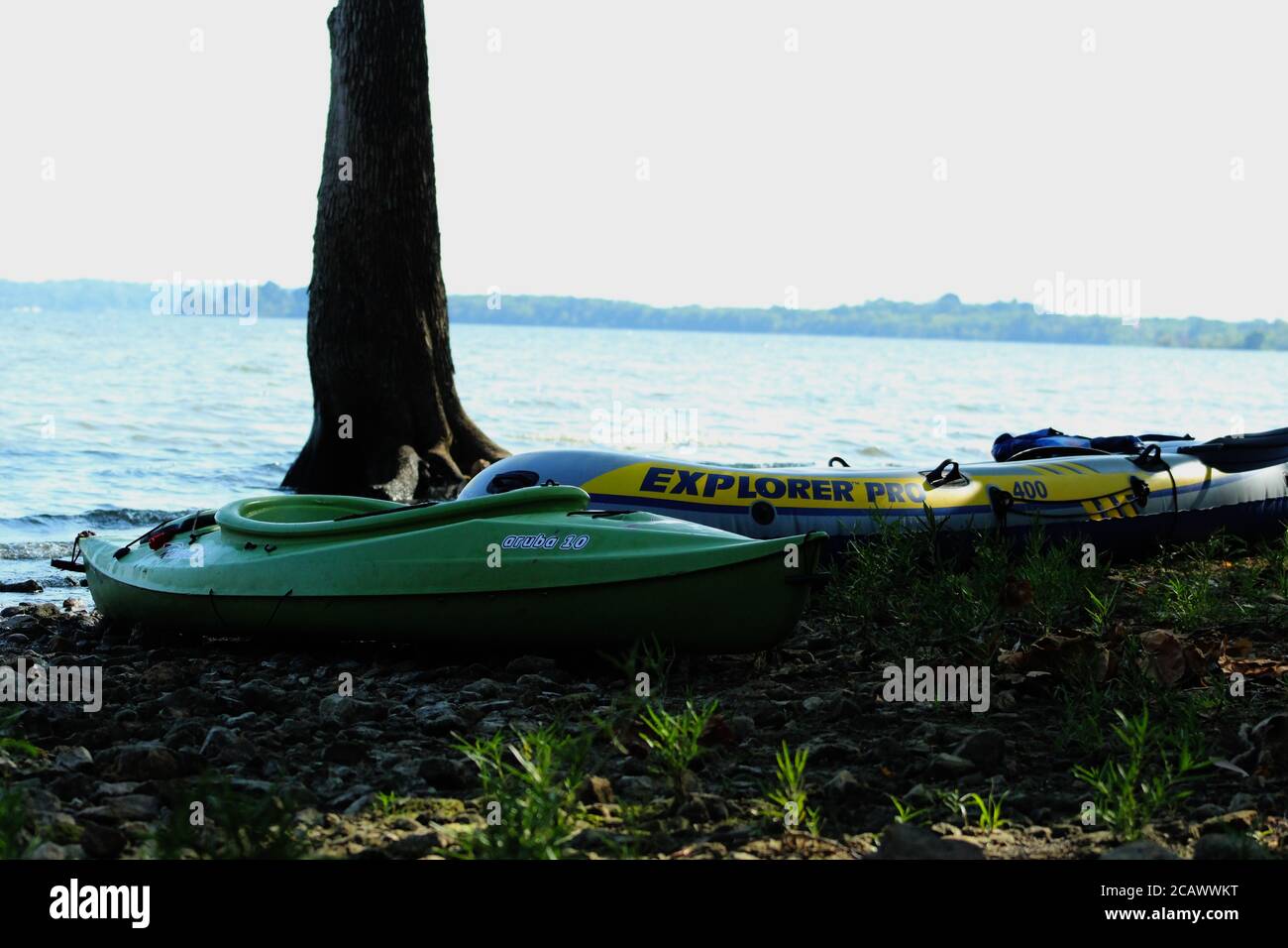 Kajaks und Boote am Ufer des Sees in Disney Oklahoma Stockfoto