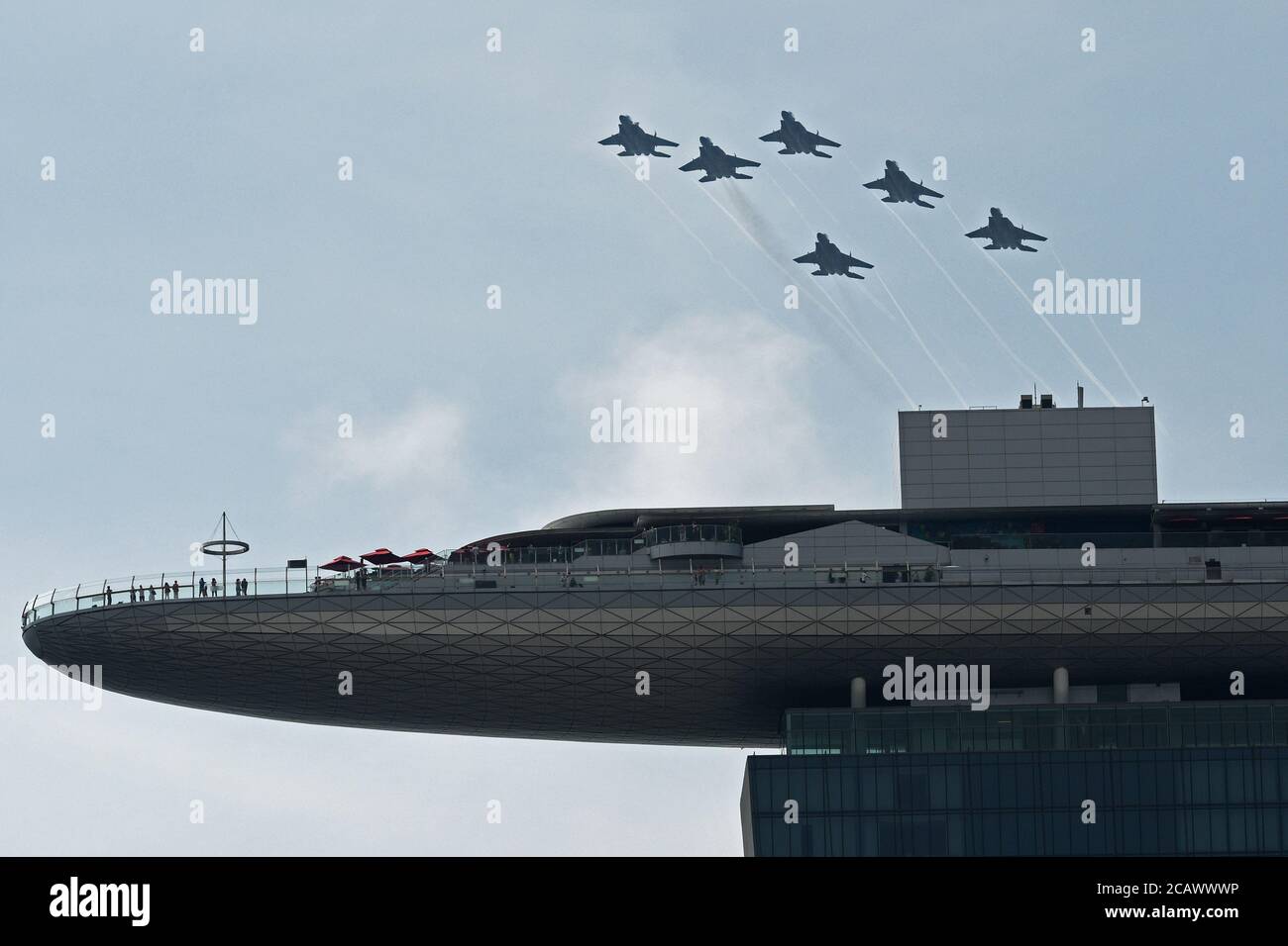 Singapur. August 2020. Flugzeuge fliegen in Formation während der Feierlichkeiten zum Nationalfeiertag in Singapur, 9. August 2020. Singapur feierte am Sonntag seinen 55. Nationalfeiertag. Kredit: Dann Chih Wey/Xinhua/Alamy Live Nachrichten Stockfoto