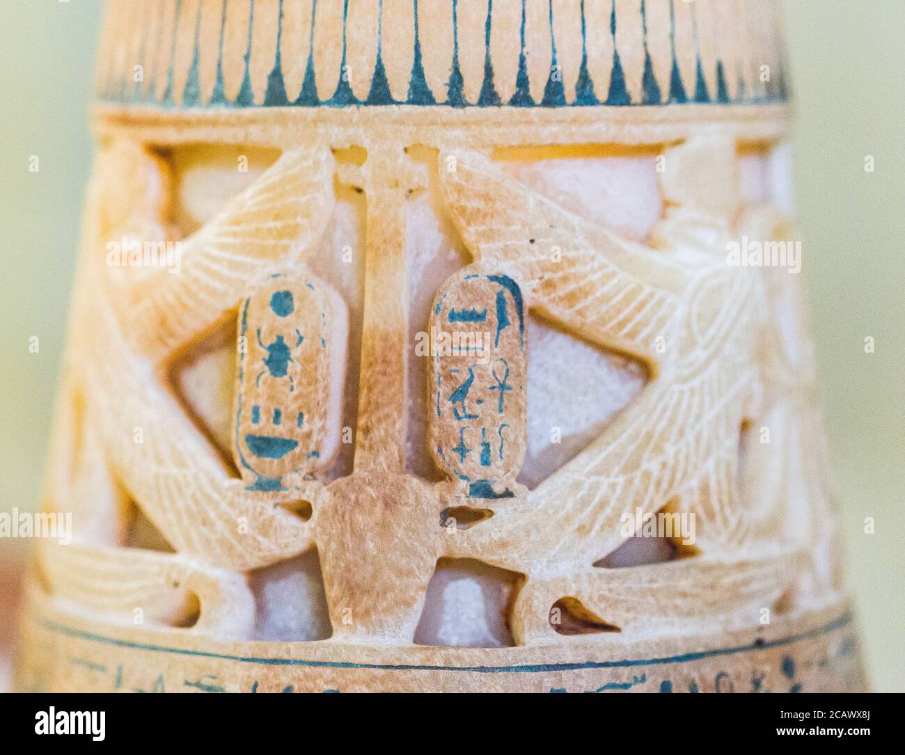 Ägypten, Kairo, Tutanchamon Alabaster, aus seinem Grab in Luxor, unguente Vase in Form einer Situla. Stockfoto
