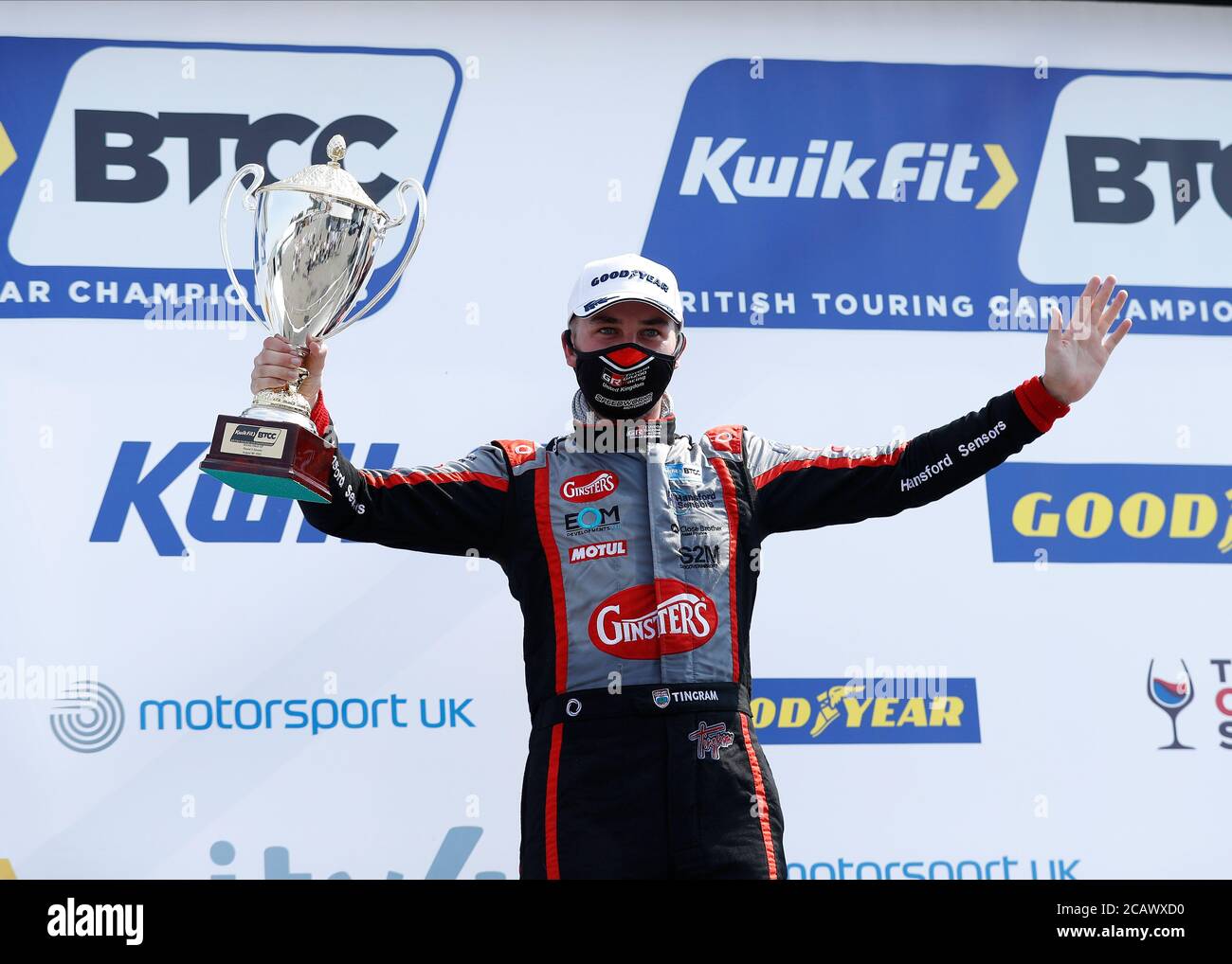 West Kingsdown, Kent, Großbritannien. August 2020. Kwik Fit British Touring Car Championship, Race Day; Tom Ingram feiert mit einem 2. Platz Trophäe auf dem Podium in Runde 5 Credit: Action Plus Sports Images/Alamy Live News Stockfoto