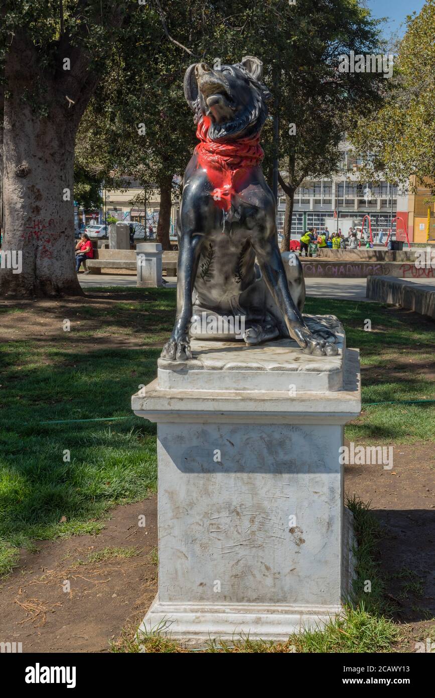 Hundedenkmal (Black Cop Killer) mit rotem Bandana im Park italia, Valparaiso, Chile Stockfoto