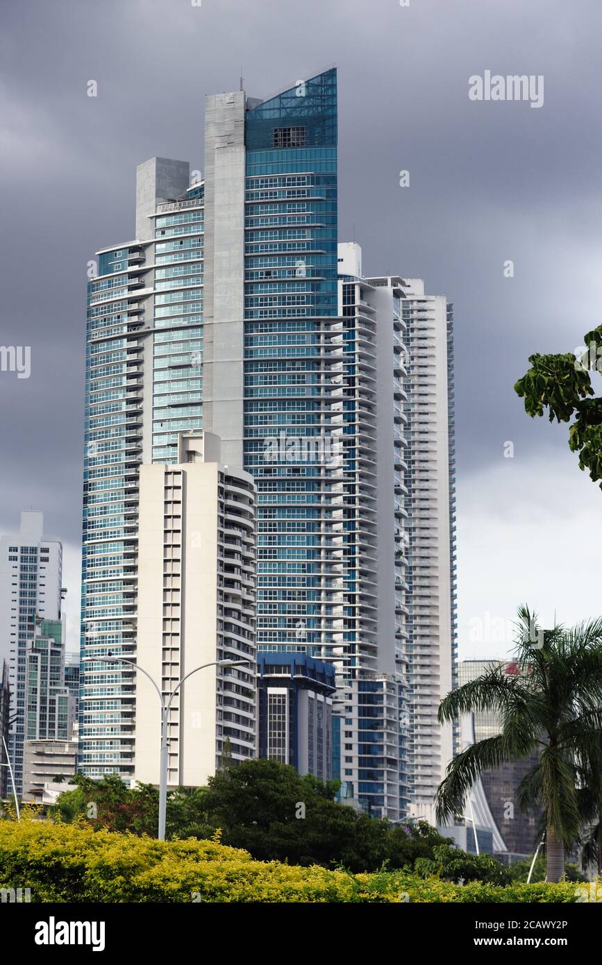 Hohe Wohngebäude schmücken den modernen Küstengürtel von Panama City, Panama Stockfoto