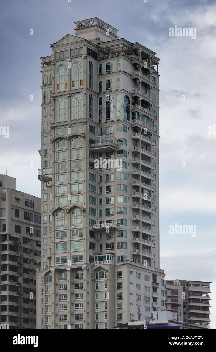 Hohe Wohngebäude schmücken den modernen Küstengürtel von Panama City, Panama Stockfoto