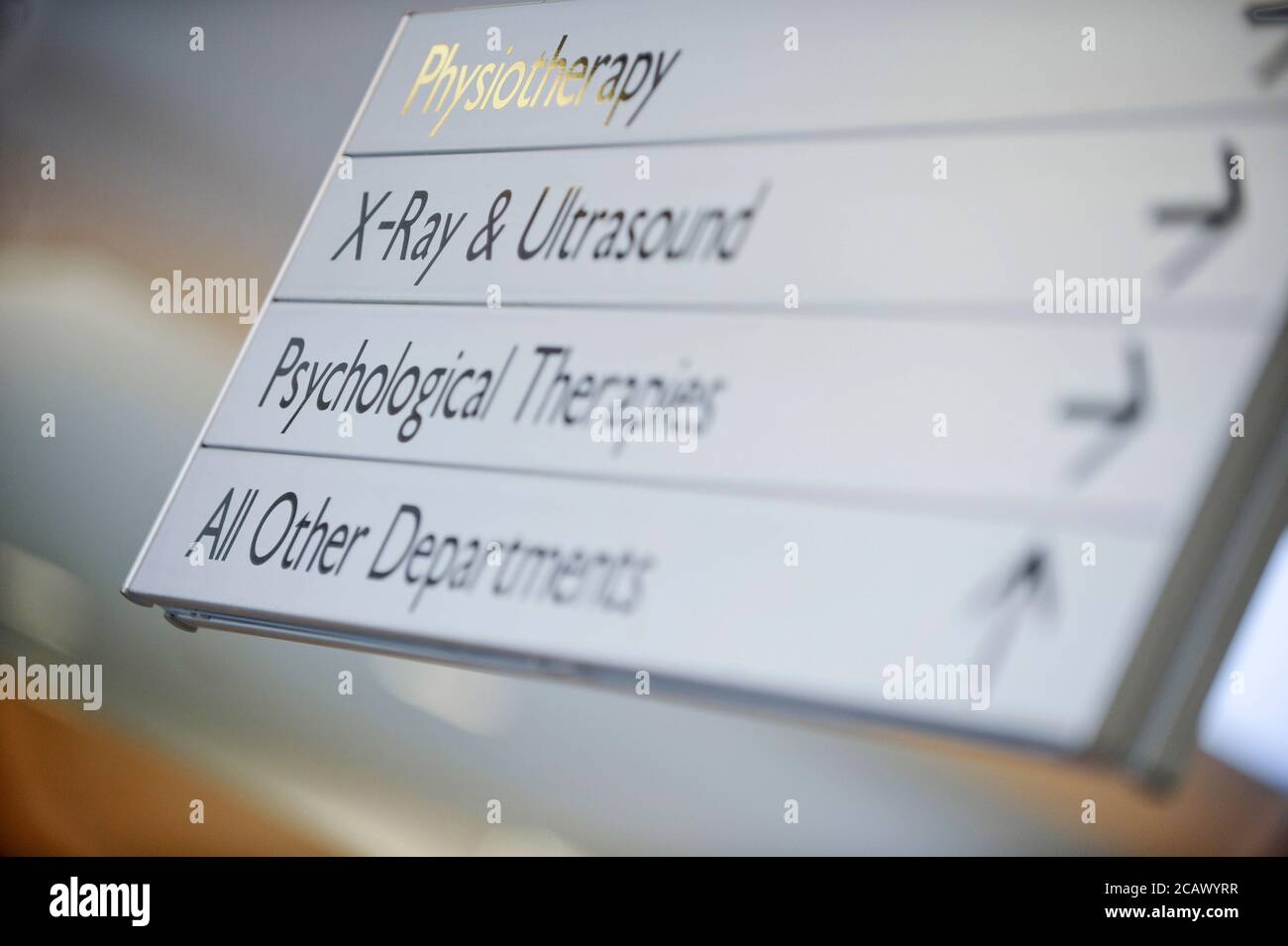 Ein Wegweiser zu den Krankenhausabteilungen. Stockfoto