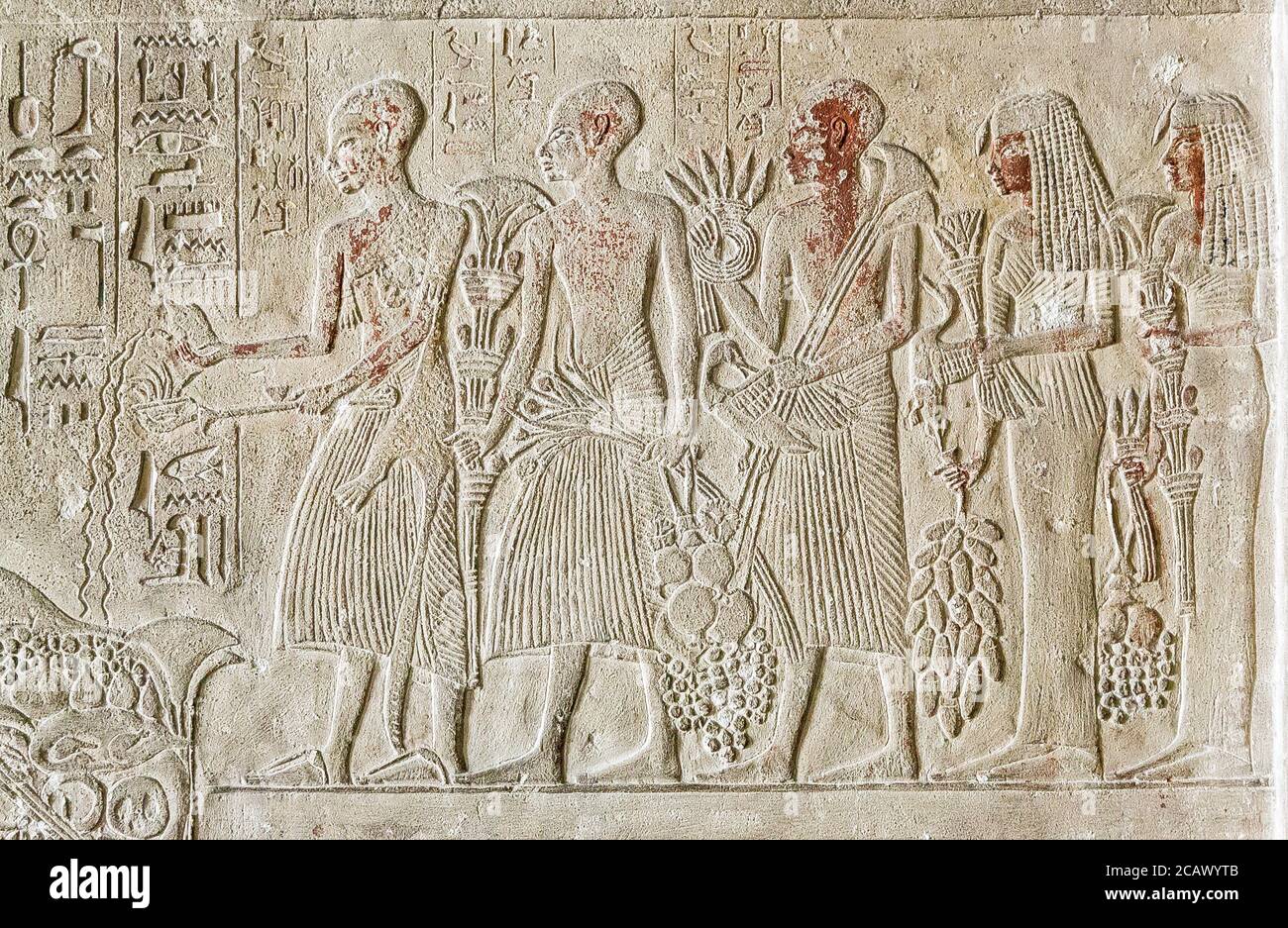 Ägypten, Kairo, Ägyptisches Museum, Stele des Chefgoldschmieds Amenemone (oder Amenemonet). Die Kinder bieten Papyrus, Weihrauch, Enten. Stockfoto