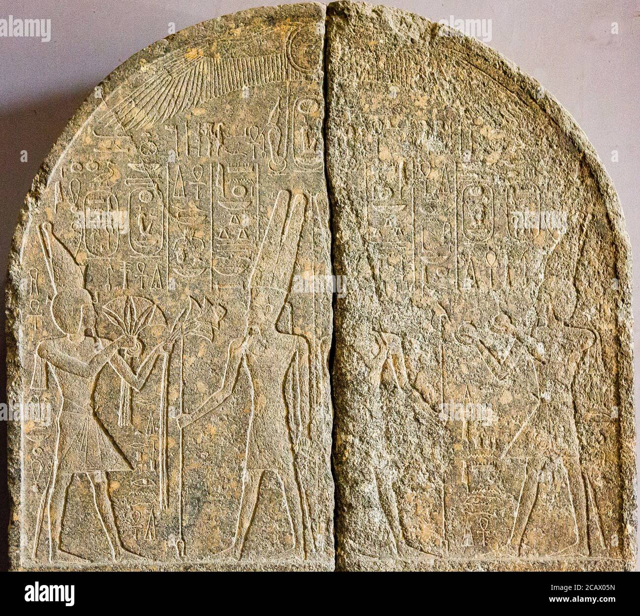 Ägypten, Kairo, Ägyptisches Museum, Stele in zwei Fragmenten, Amenophis III bietet Blumen und Nu Vasen (Wein) zu Amun. Stockfoto