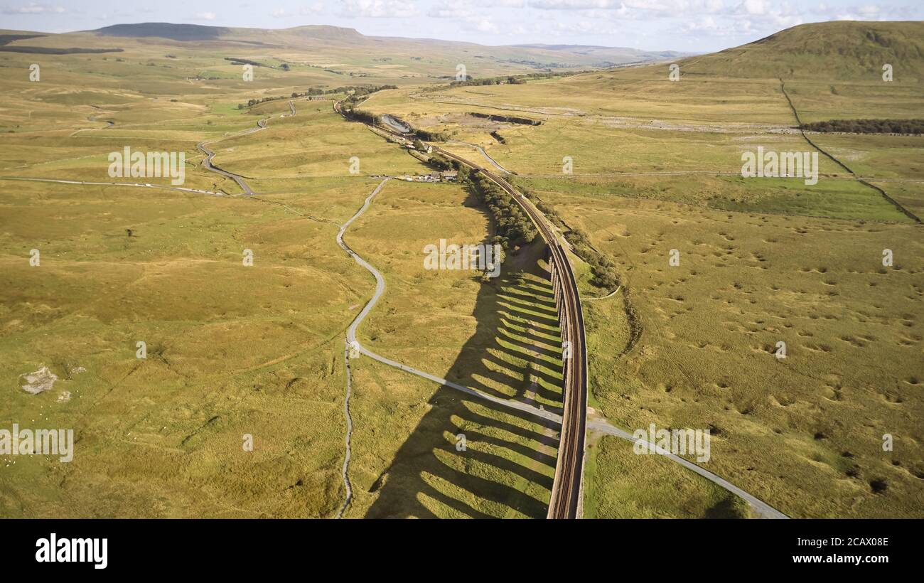 Ribblehead Viadukt vom Himmel aus gesehen, aufgenommen von einer Drohne. Stockfoto