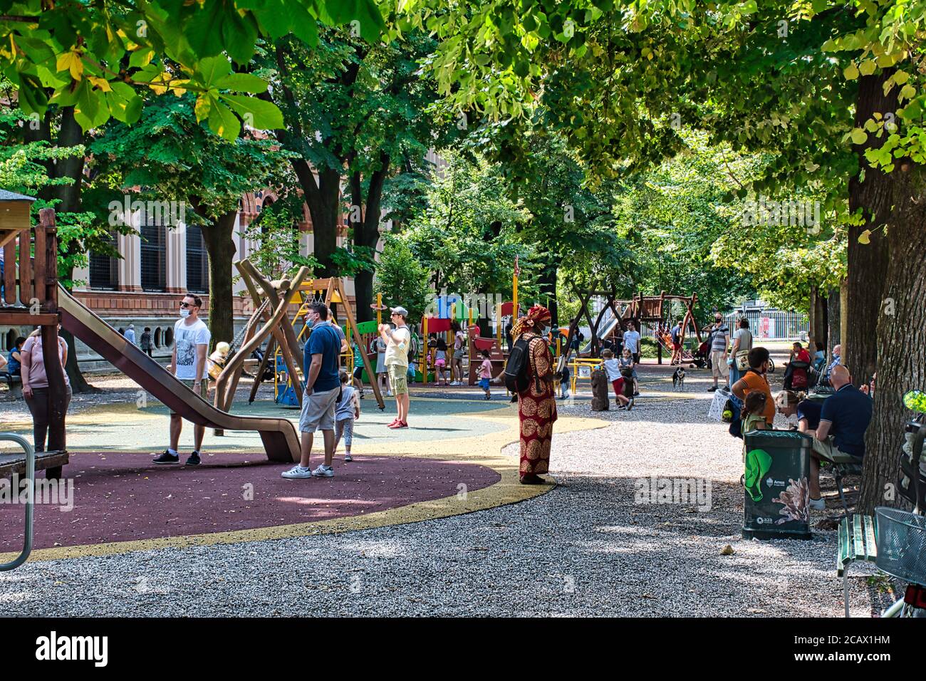 Mailand, Italien 08.08.2020: Spielplatz voll mit Kindern und ihren Eltern in Indro Montanelli Public Gardens ist ein großer und historischer Stadtpark in Mailand Stockfoto