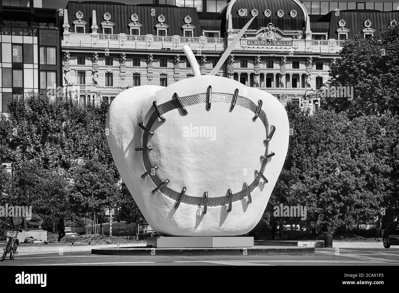 Mailand, Italien 08.08.2020: La Mela Reintegrata, der Apfel machte wieder ganze Skulptur vor dem Milano Centrale Bahnhof. Es ist ein symbolisches w Stockfoto