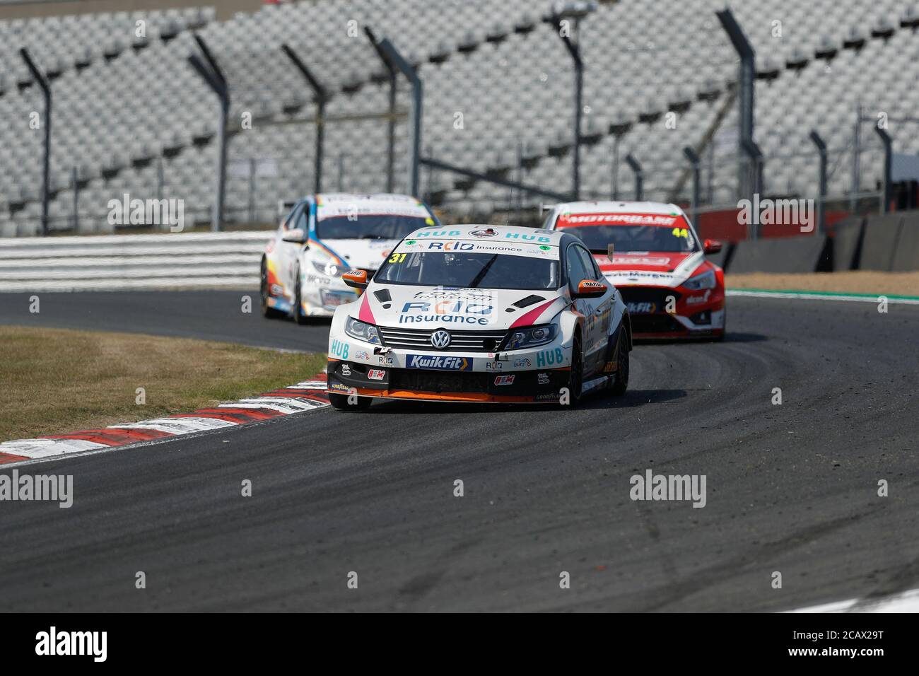 West Kingsdown, Kent, Großbritannien. August 2020. Kwik Fit British Touring Car Championship, Race Day; Jack Goff in seiner RCIB Versicherung mit Fox Transport Volkswagen CC führt Andy Neate in seinem Motorbase Performance Ford Focus ST während Runde 5 Credit: Action Plus Sports Images/Alamy Live News Stockfoto