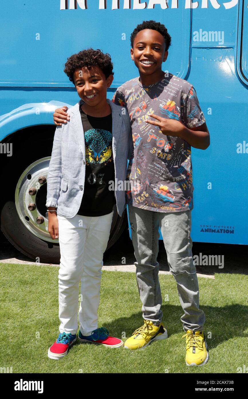 LOS ANGELES - AUG 10: Micah Abbey, Dallas Young im 'The Angry Birds Movie 2' im Village Theatre am 10. August 2019 in Westwood, CA Stockfoto