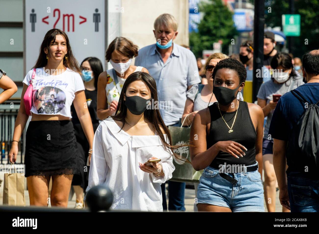 Fußgänger, die im August 2020 während der Covid-Pandemie, Oxford Street, London, Gesichtsbedeckungen trugen. Vereinigtes Königreich. Stockfoto