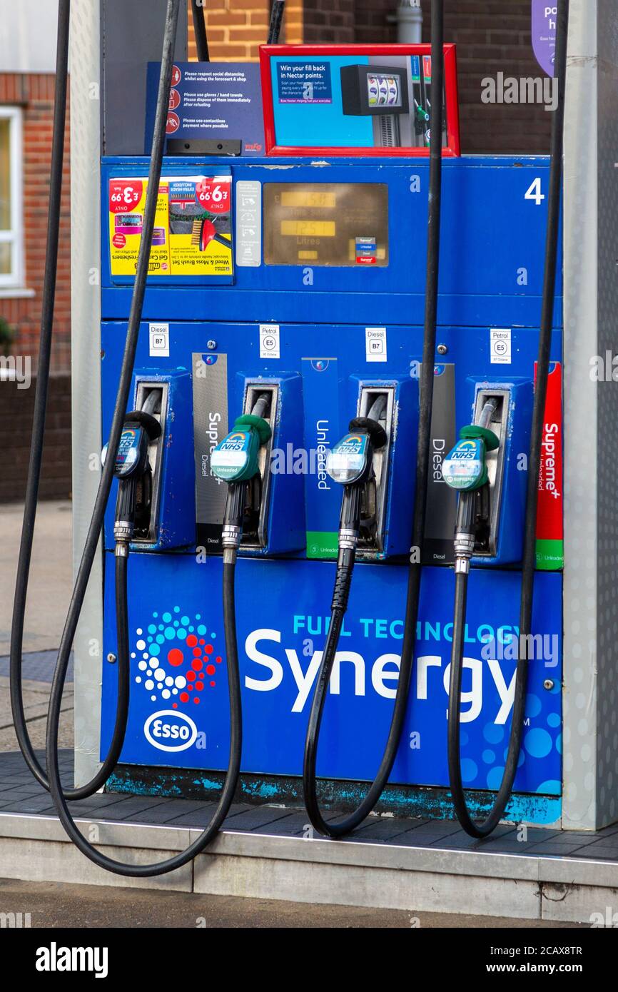 Eine Kraftstoffpumpe mit Kraftstoffdüsen auf einem Vorplatz von Eine Tankstelle Stockfoto