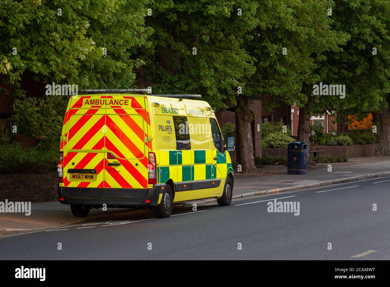 Ein britischer Notarztwagen parkte an der Seite des Straße Stockfoto