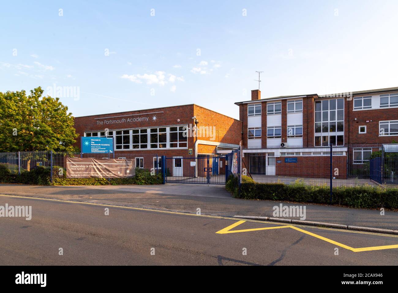 Das Äußere und Haupteingang der Portsmouth Academy Schule, formal Stadt Portsmouth Mädchenschule in Portsmouth, Hampshire, Großbritannien Stockfoto