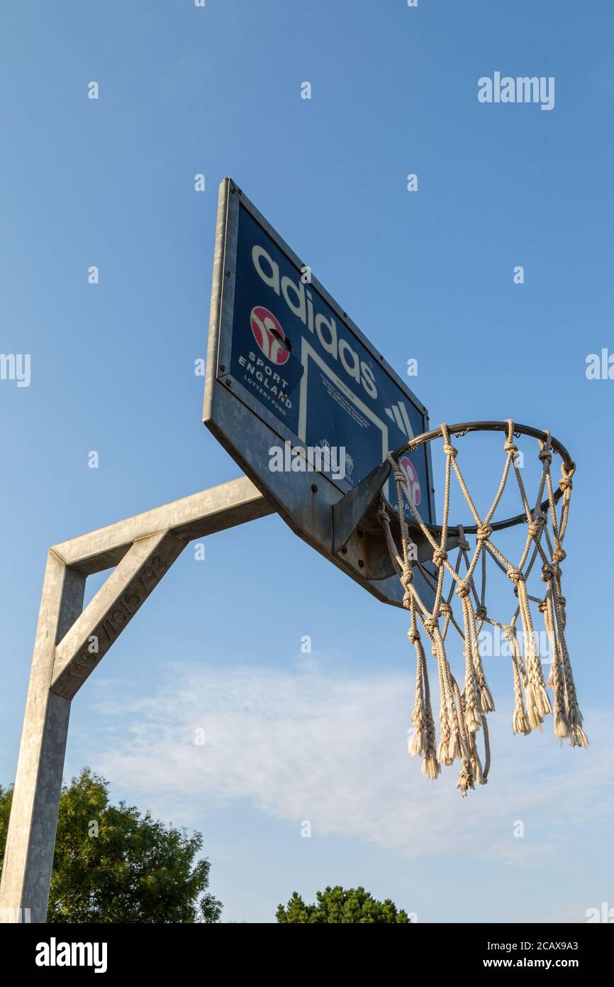 Basketballkorb oder Basketballnetz auf einer Stange in der park zeigt ein Backboard Stockfoto