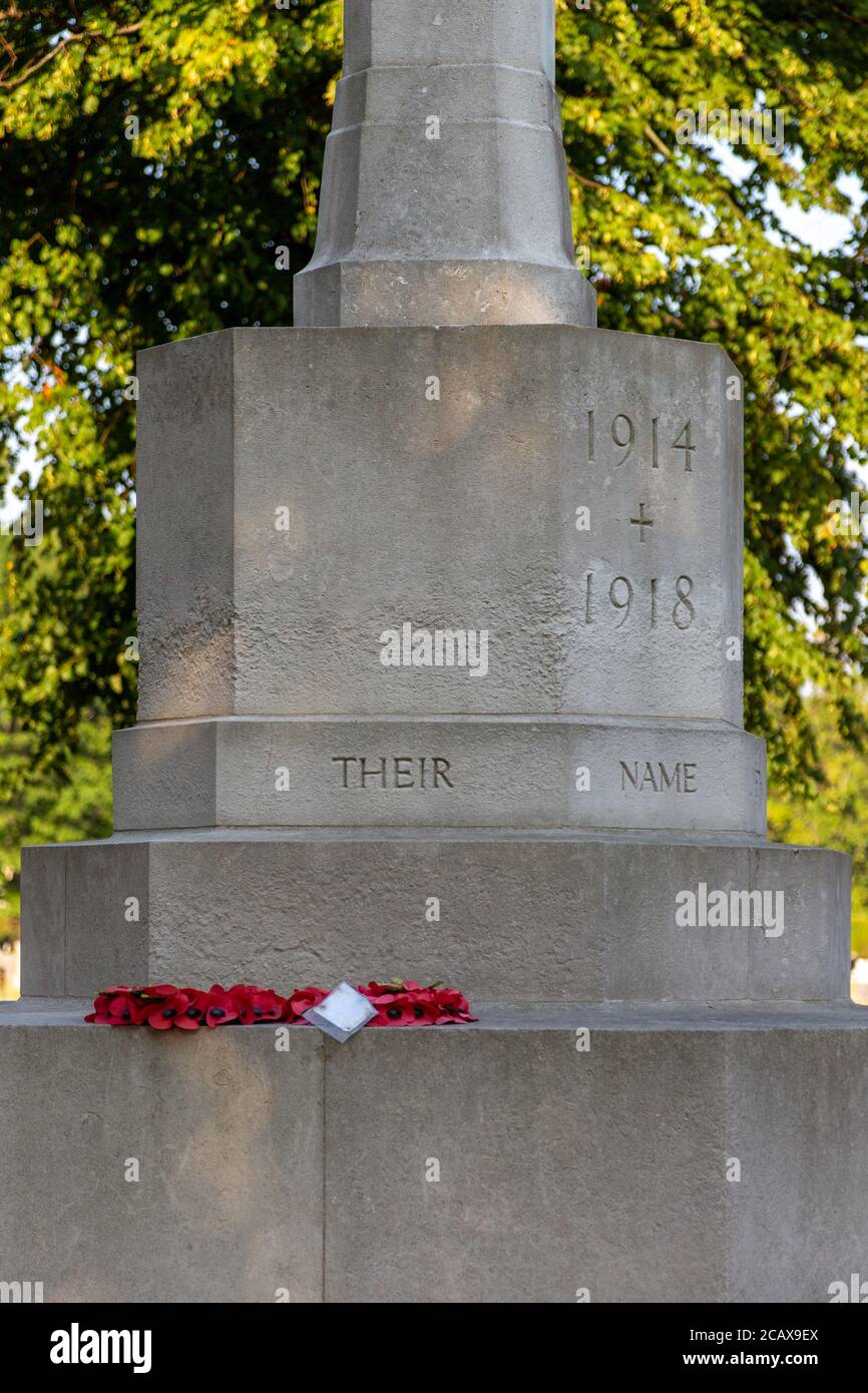 Ein roter Mohnkranz lag auf einem Kriegsdenkmal Liest ihren Namen 1914-1918 ein großes Kriegsdenkmal über die Erinnerung sonntag Stockfoto