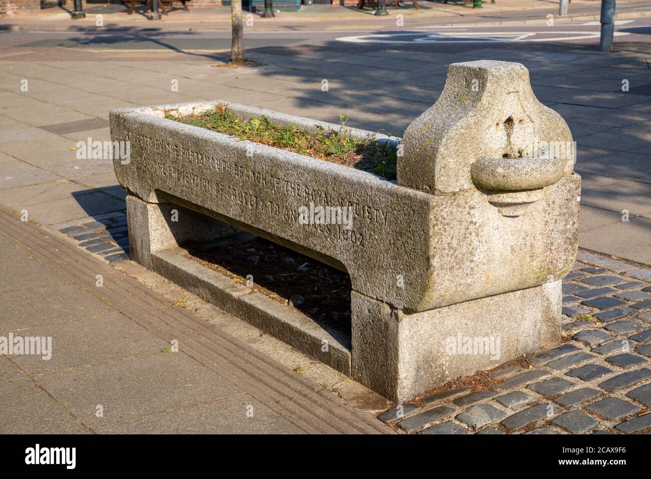 Eine steinerne Wasserrinne auf der in der errichteten Straße Anfang 1900 zum Nutzen der Pferde durch die RSPCA Jetzt als Blumenbeete verwendet Stockfoto