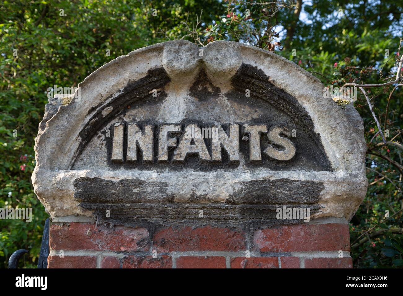 Eine Ziegelsäule außerhalb einer Schule mit den Worten Säuglinge, eine gemeinsame Sicht auf den Eingang zu einer Schule in der viktorianischen Zeit, als Kinder getrennt wurden Stockfoto