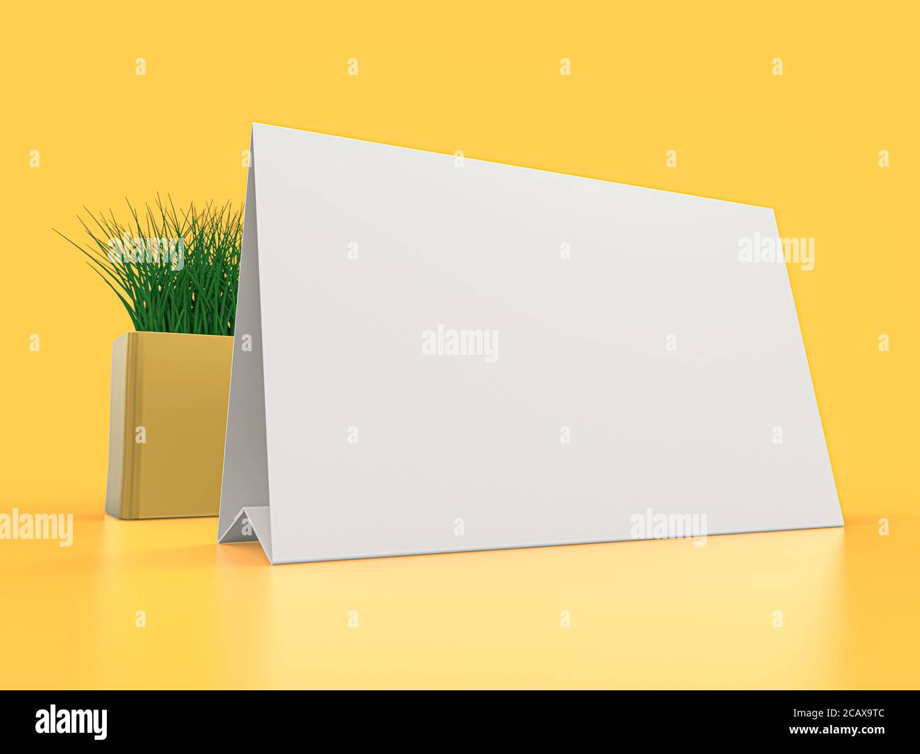 Leeres Papier Tischzelt. Modell auf gelbem Hintergrund. 3D-Rendering. Stockfoto
