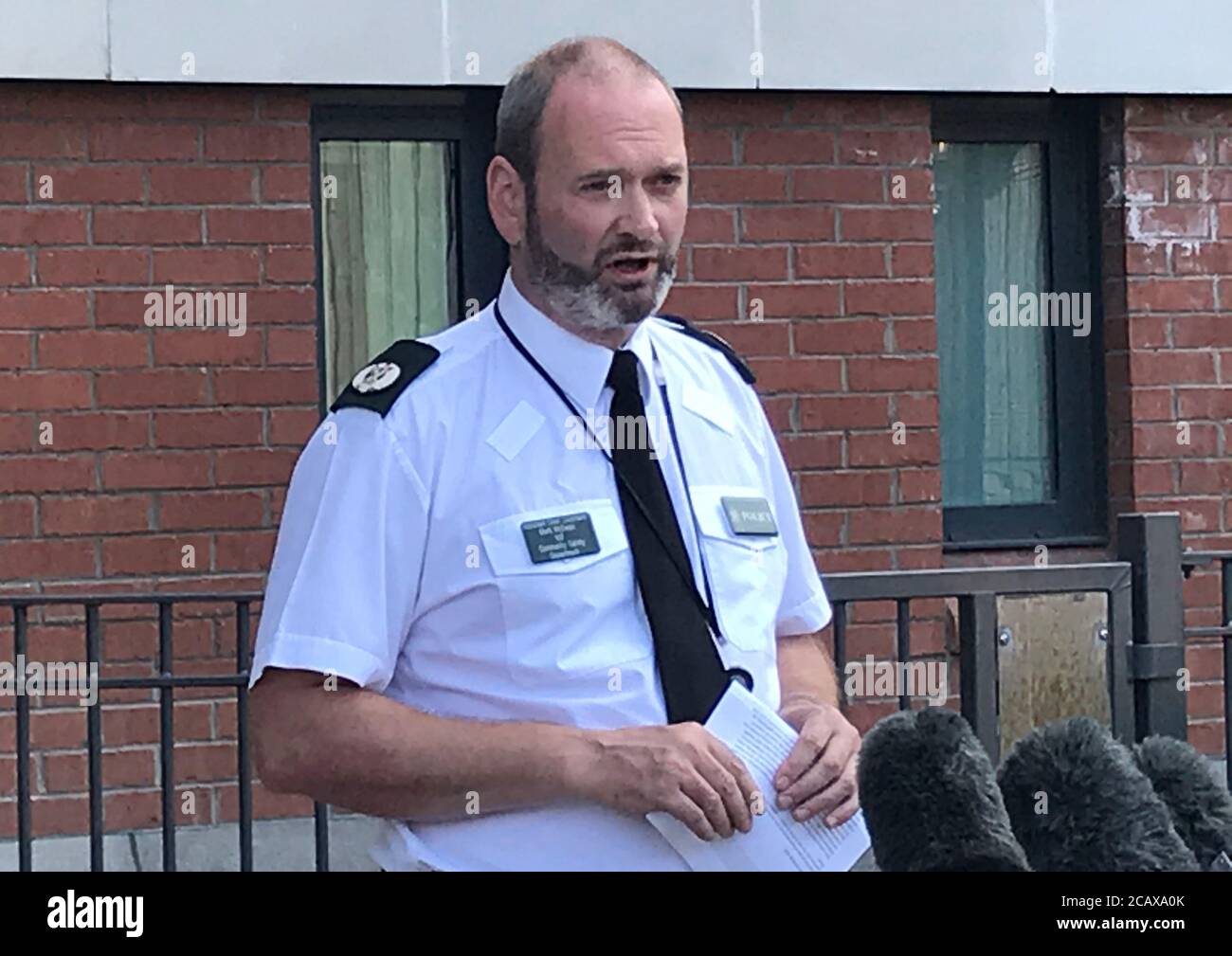 Der stellvertretende Vorsitzende des PSNI, Mark McEwan, sprach nach der Verletzung von 29 Polizeibeamten zu den Medien, nachdem sie unter Beschuss geraten waren, als sie am Samstag die Beseitigung eines Lagerfeuers in West Belfast erleichterten. Stockfoto