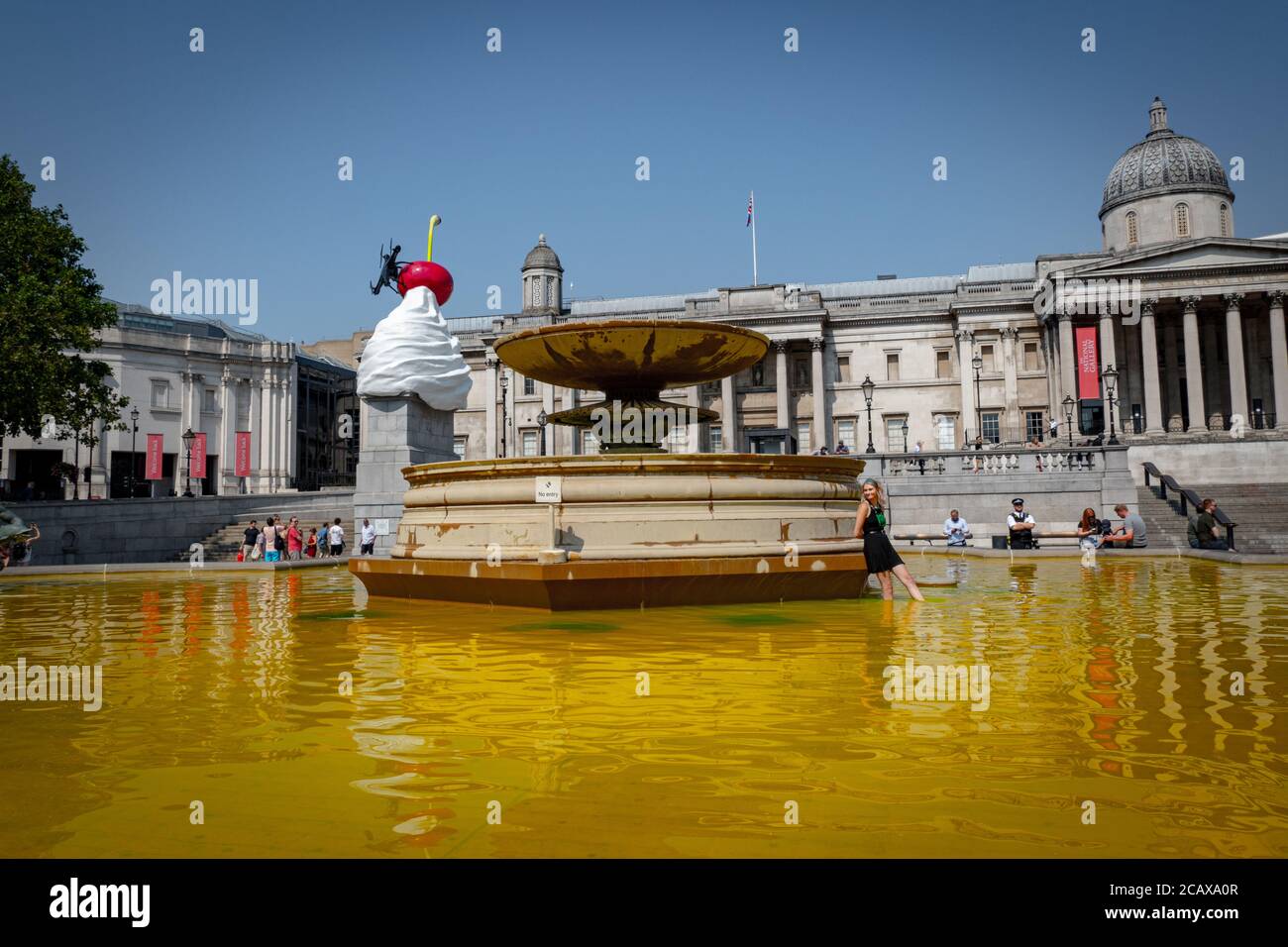 09/08/20 London, Vereinigtes Königreich. XR-Aktivisten haben die Treppen des Trafalgar Square abgedeckt. Mit gefälschtem Blut zum Internationalen Tag der indigenen Völker der Welt Stockfoto