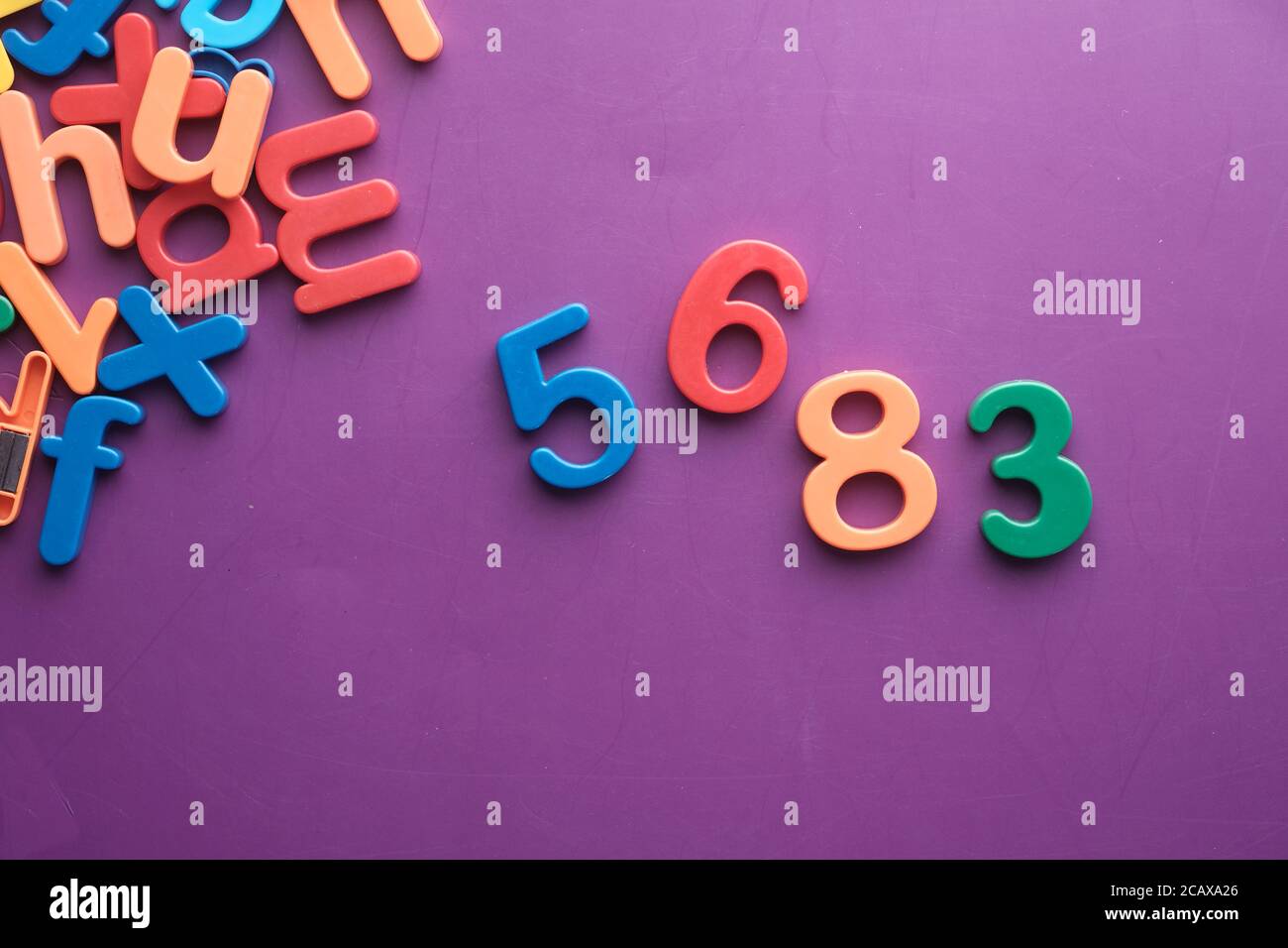 Bunte Kunststoff Buchstaben auf lila Hintergrund, Draufsicht Stockfoto