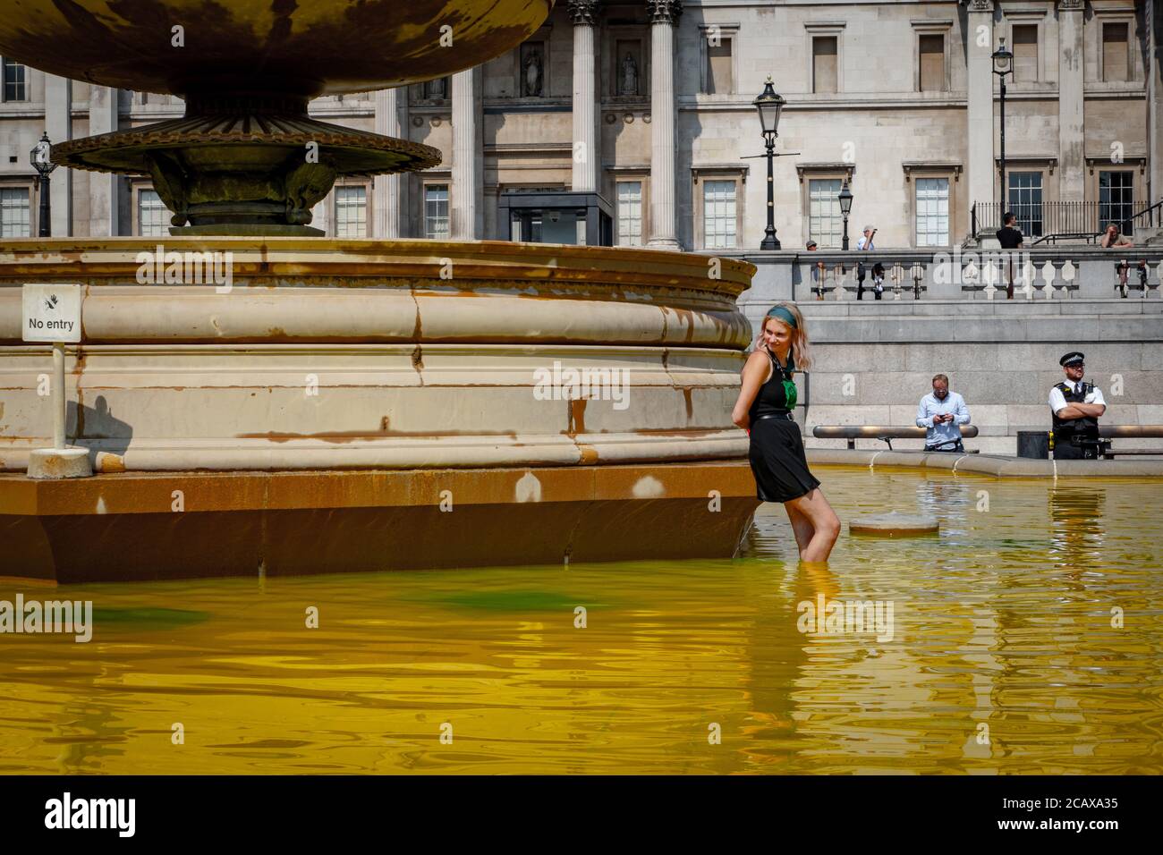 09/08/20 London, Vereinigtes Königreich. XR-Aktivisten haben die Treppen des Trafalgar Square abgedeckt. Mit gefälschtem Blut zum Internationalen Tag der indigenen Völker der Welt Stockfoto