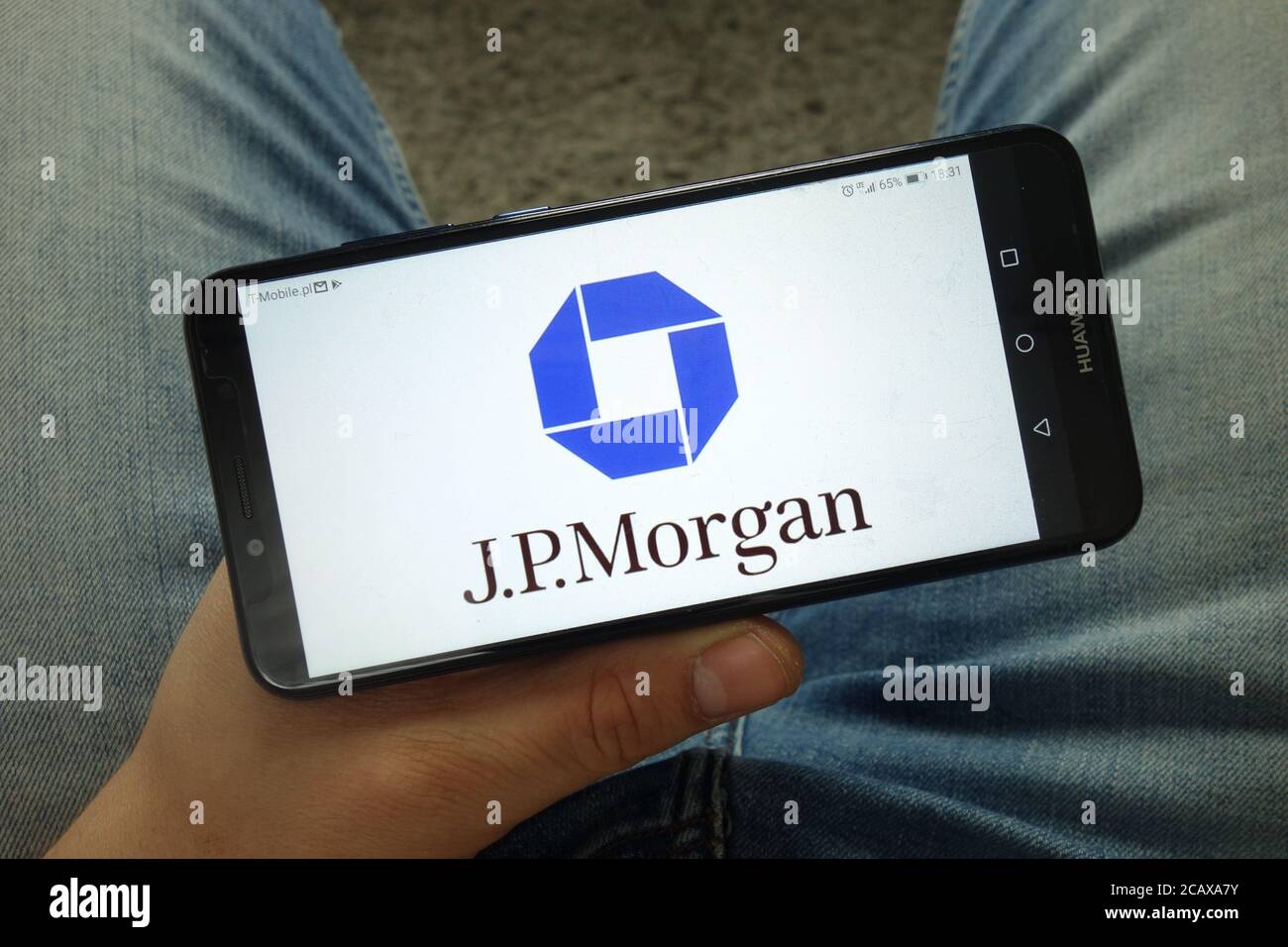 Mann hält Smartphone mit JP Morgan Chase & Co. Logo Stockfoto