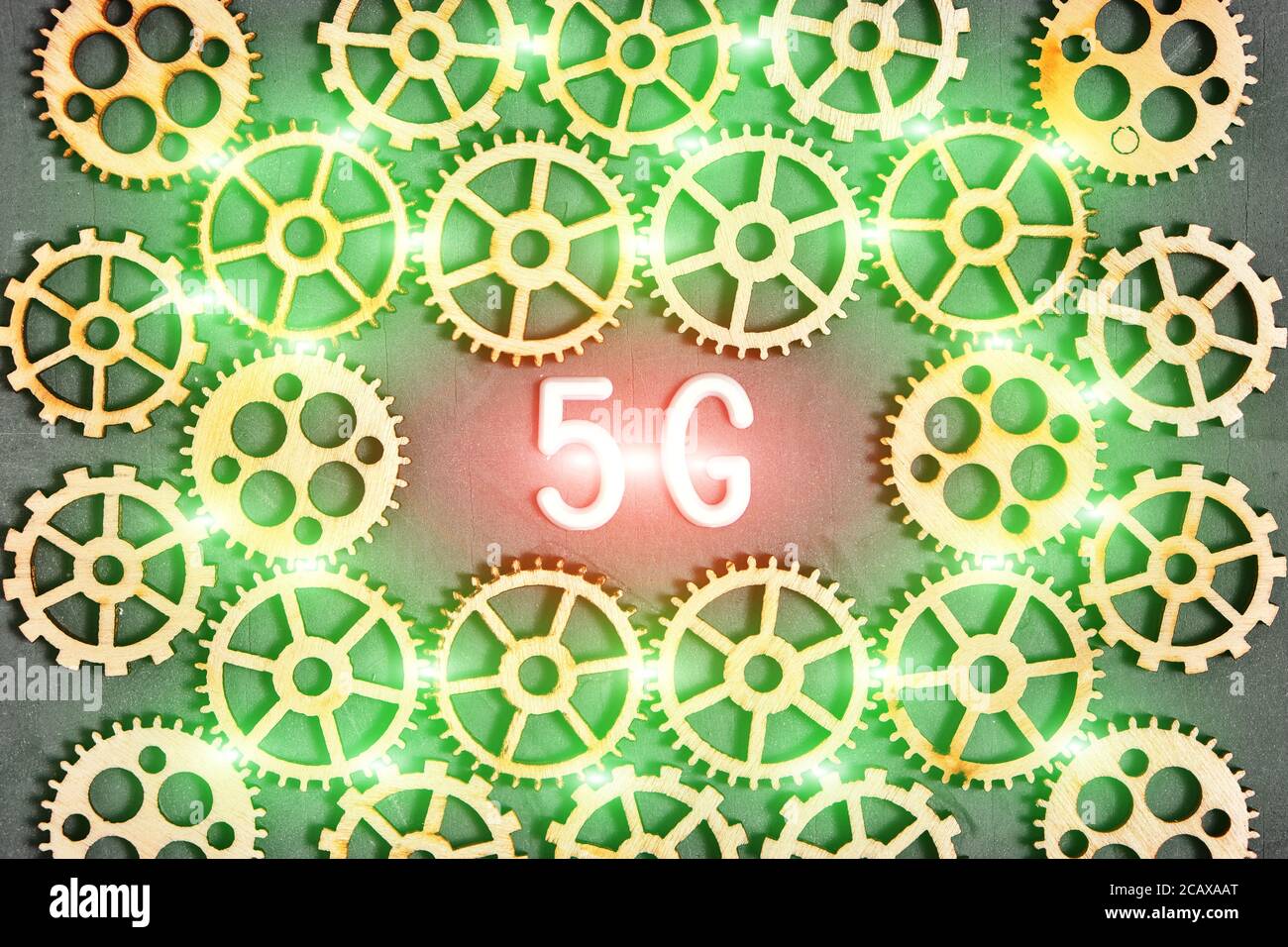 5G-Technologie, Fortschritt und Entwicklung.Logo von 5G-Netzen mit Zahnrädern Stockfoto