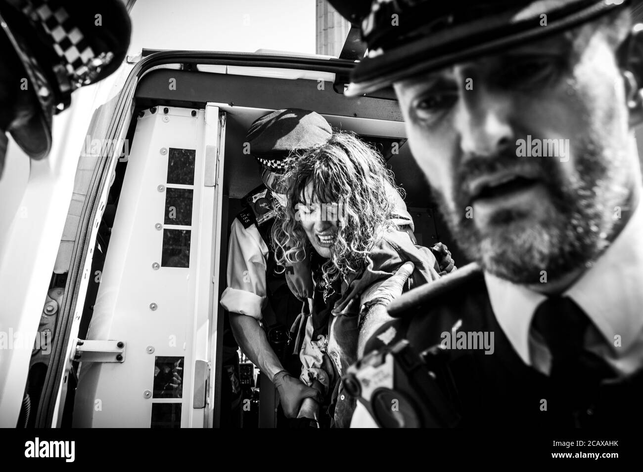 09/08/20 London, Vereinigtes Königreich. XR-Aktivisten haben die Treppen des Trafalgar Square abgedeckt. Mit gefälschtem Blut zum Internationalen Tag der indigenen Völker der Welt Stockfoto