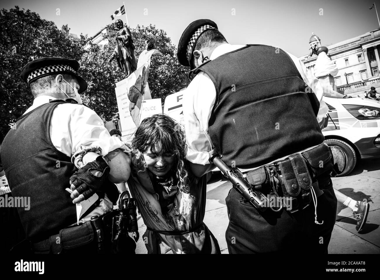 09/08/20 London, Vereinigtes Königreich. XR-Aktivisten haben die Treppen des Trafalgar Square abgedeckt. Mit gefälschtem Blut zum Internationalen Tag der indigenen Völker der Welt Stockfoto