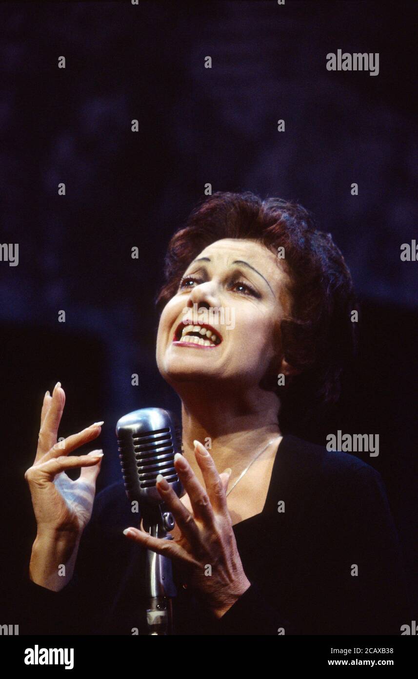 PIAF by Pam Gems Design: John Gunter Beleuchtung: David Hersey Regie: Peter Hall Elaine Paige (Edith Piaf)Piccadilly Theatre, London W1 13/12/1993 Stockfoto