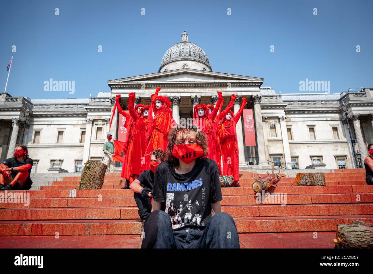 09/08/20 London, Vereinigtes Königreich. XR-Aktivisten haben die Treppen des Trafalgar Square abgedeckt. Mit gefälschtem Blut zum Internationalen Tag der indigenen Völker der Welt Stockfoto