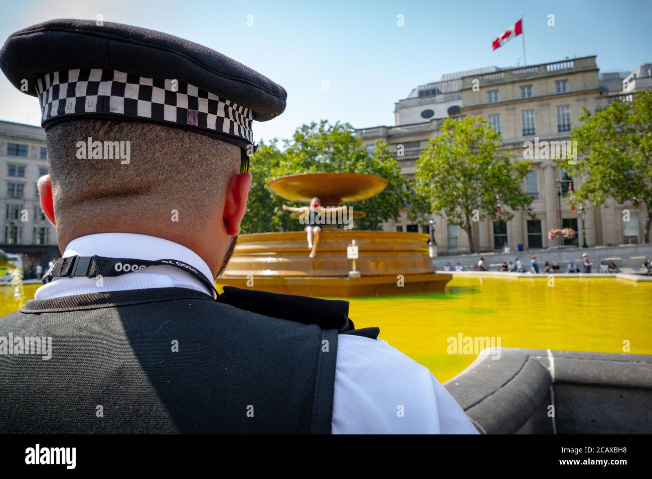 09/08/20 London, Vereinigtes Königreich. XR-Aktivisten haben die Treppen des Trafalgar Square abgedeckt. Mit gefälschtem Blut zum Internationalen Tag der indigenen Völker der Welt Stockfoto