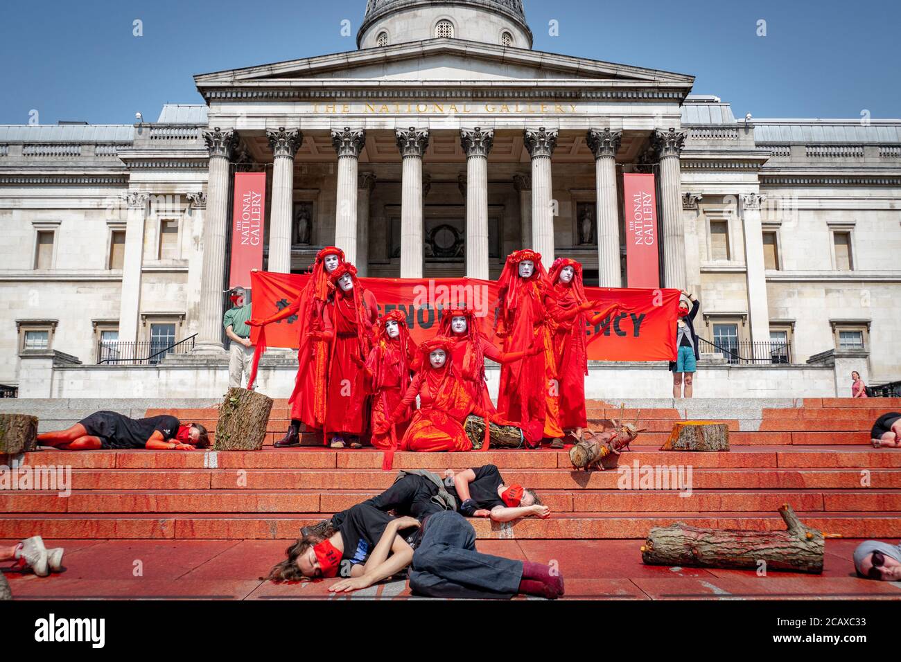 09/08/20 London, Vereinigtes Königreich. XR-Aktivisten haben die Treppen des Trafalgar Square abgedeckt. Mit gefälschtem Blut zum Internationalen Tag der indigenen Völker der Welt Stockfoto