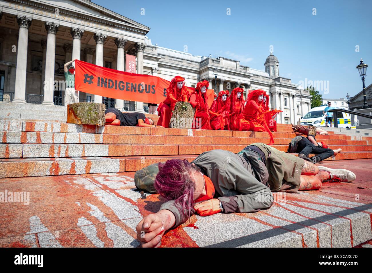 09/08/20 London, Vereinigtes Königreich. XR-Aktivisten haben die Treppen des Trafalgar Square abgedeckt. Mit gefälschtem Blut zum Internationalen Tag der indigenen Völker der Welt Stockfoto