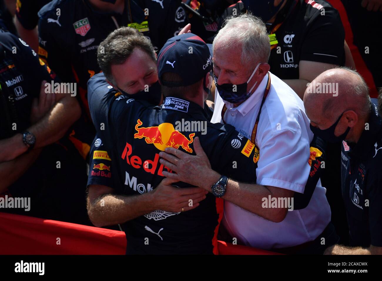 Red Bull's Niederländer Max Verstappen (C) feiert mit Red Bull Principal Christian Horner (L) und Red Bull's Helmut Marko (R weißes Shirt) nach dem Sieg beim 70. Jahrestag Formel 1 Grand Prix auf der Silverstone Race Circuit, Northampton. Stockfoto