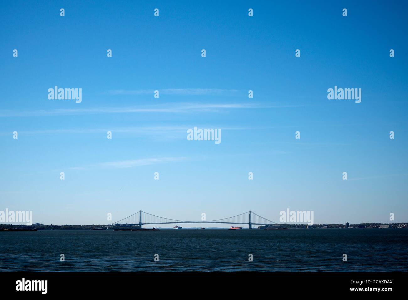 Blick auf den Hafen von NY und die Verrazzano Narrows Bridge vom Liberty State Park. Jersey City, New Jersey Stockfoto